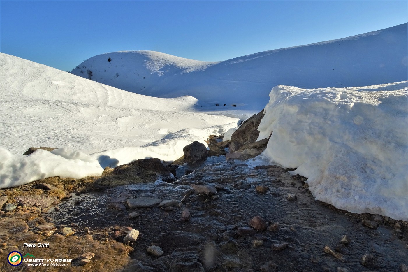 61 Il ruscello si scava il cammino tra la neve.JPG